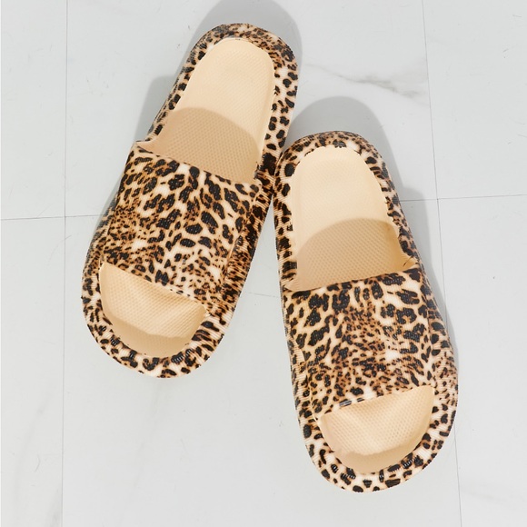 Arms Around Me Open Toe Slide in Leopard - Picture 4 of 5